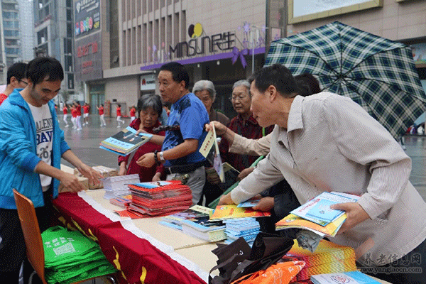 西瑪集團參加“西安市二00六年春節(jié)向城鄉(xiāng)特困戶送溫暖、獻愛心聯(lián)合大行動”活動。